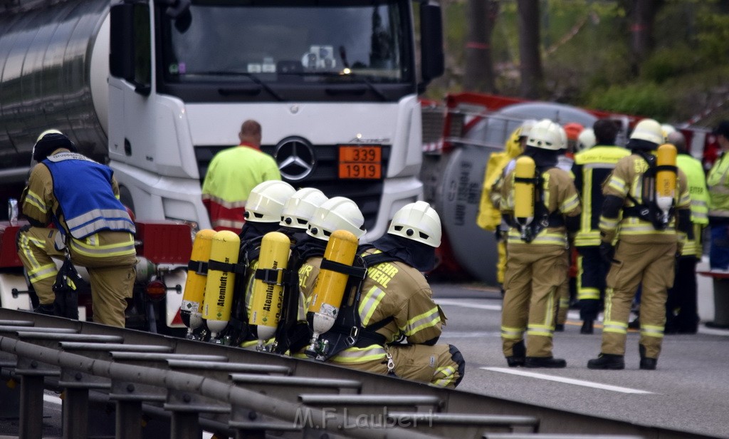 VU Gefahrgut LKW umgestuerzt A 4 Rich Koeln Hoehe AS Gummersbach P149.JPG - Miklos Laubert